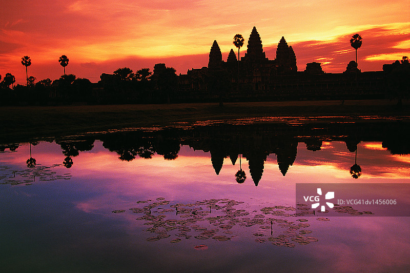柬埔寨吴哥寺日出水面倒影图片素材