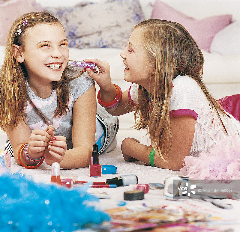两名年轻女孩尝试化妆品图片素材
