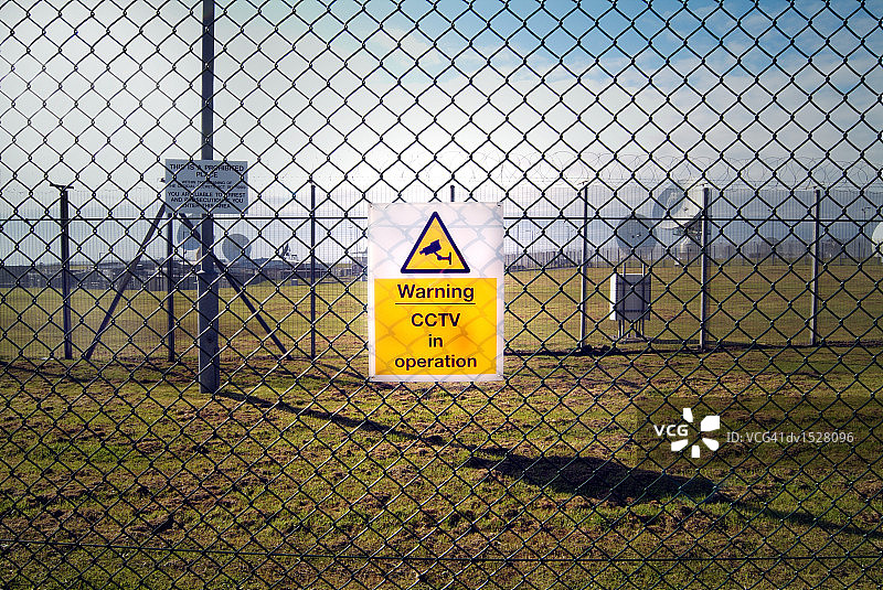 位于英国康沃尔郡博德明市的电线围栏上的闭路电视警告标志图片素材