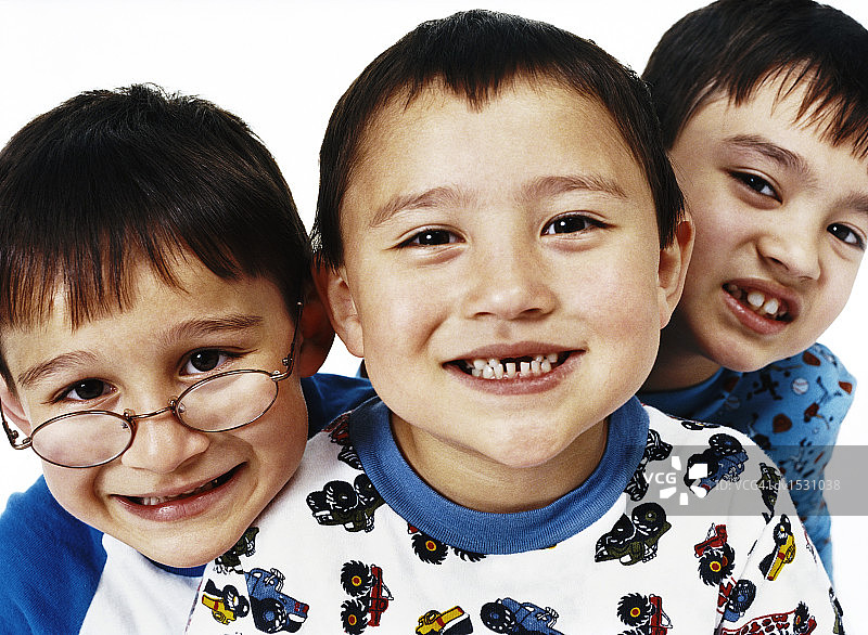 穿着睡衣的三个兄弟图片素材