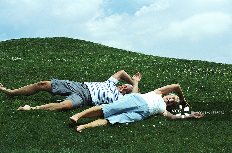 老年夫妇在山坡上玩耍图片素材