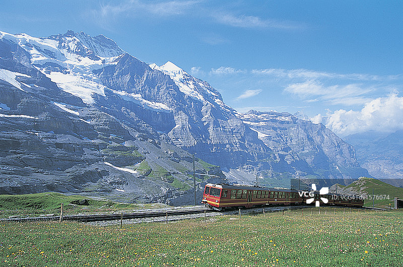瑞士少女峰背景下的客运列车图片素材