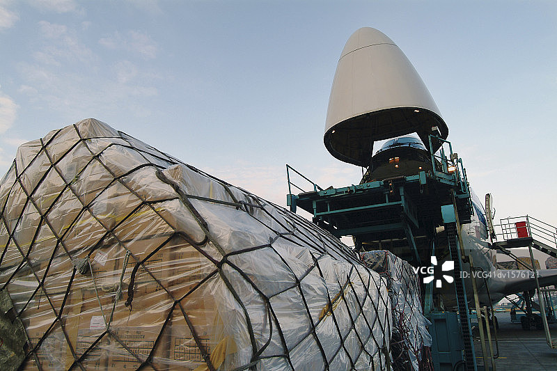 货物有效载荷，用网包裹，正在装载到货机上图片素材