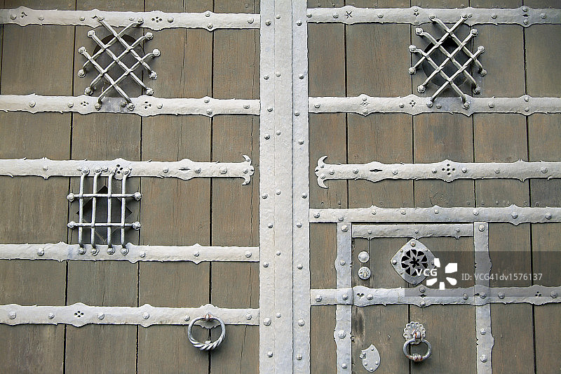 带有窥视孔的华丽木门的特写图片素材