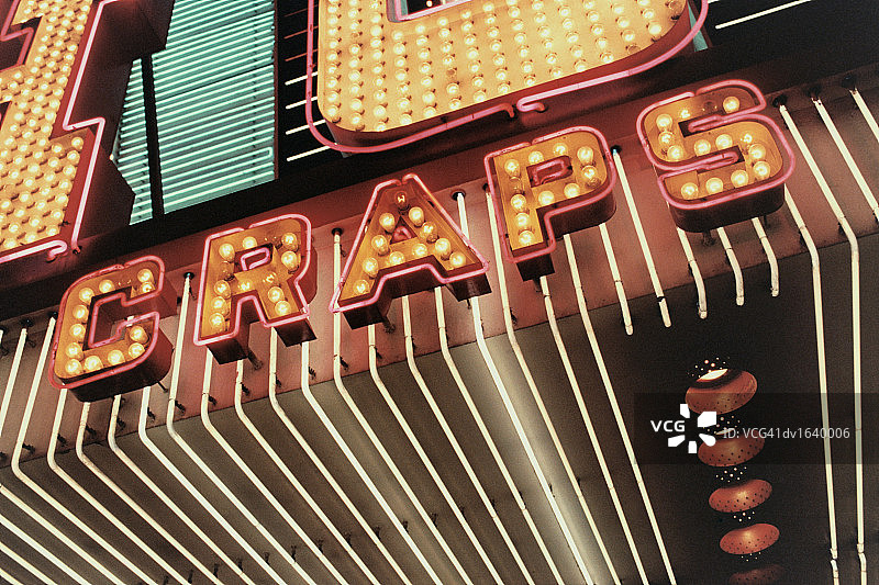 明亮霓虹骰子招牌图片素材