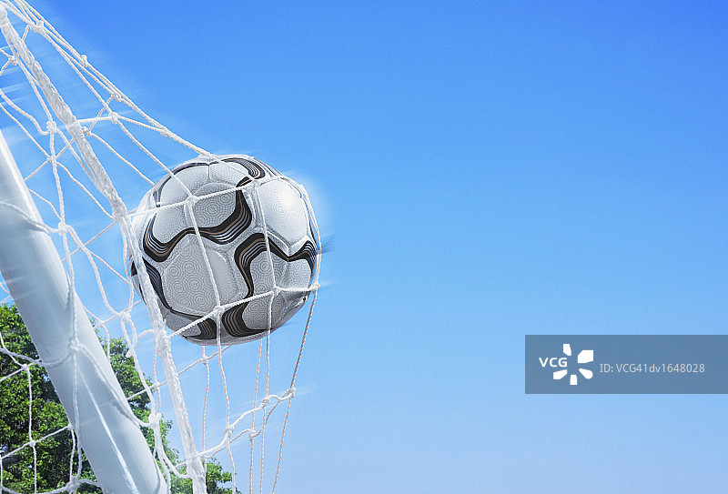 蓝天下网中的足球图片素材