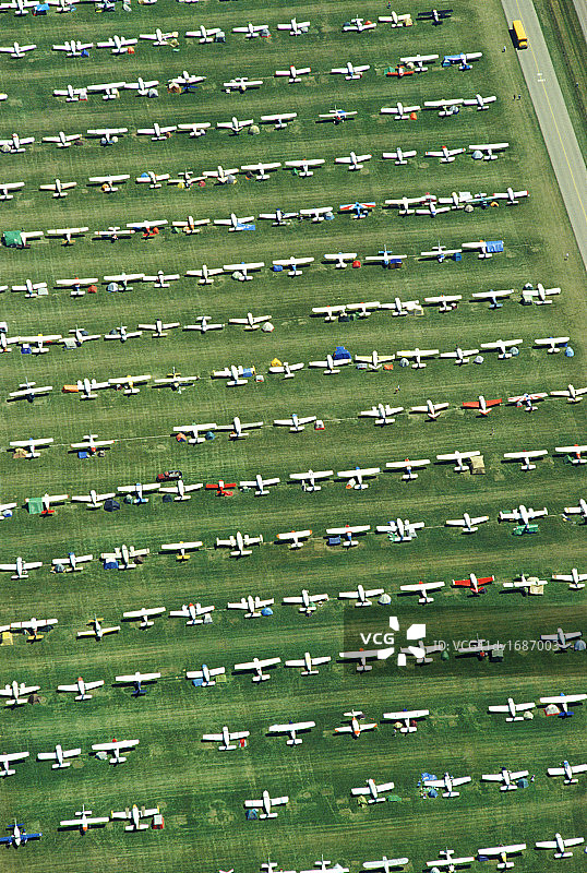 威斯康星州奥什科什机场跑道上的飞机航拍视角图片素材