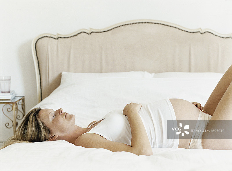 孕妇在床上睡觉图片素材