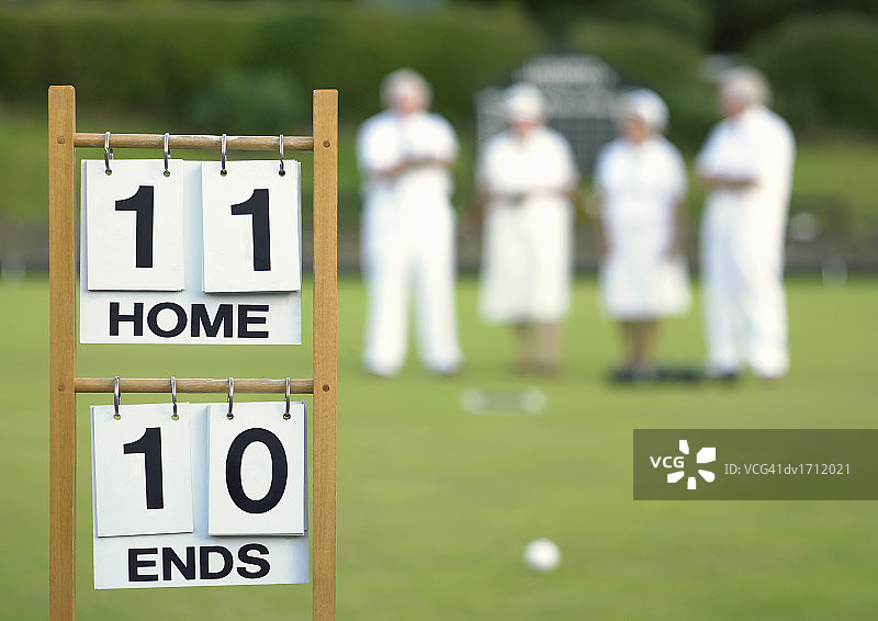 草地滚球记分牌和背景人群图片素材