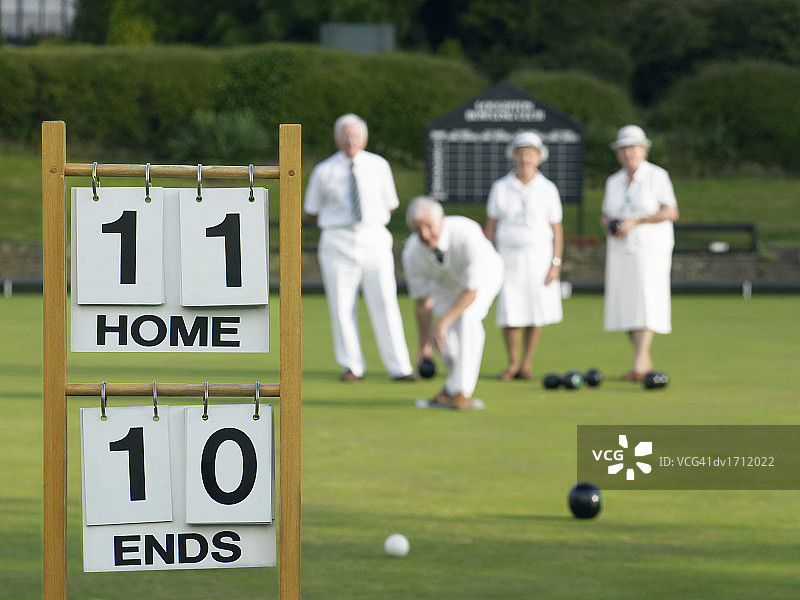草地滚球记分牌和背景人群图片素材