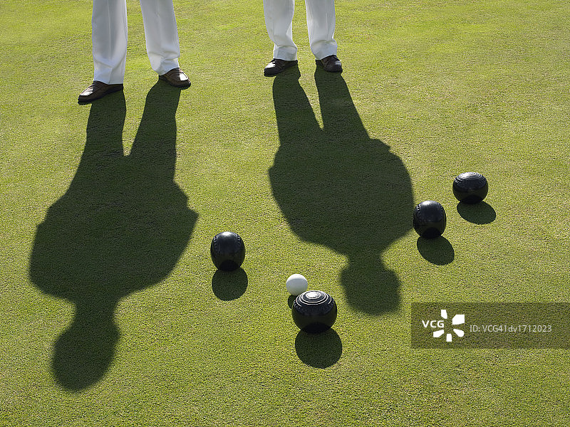两名男子站在保龄球绿地上的低角度拍摄，还有一组保龄球图片素材
