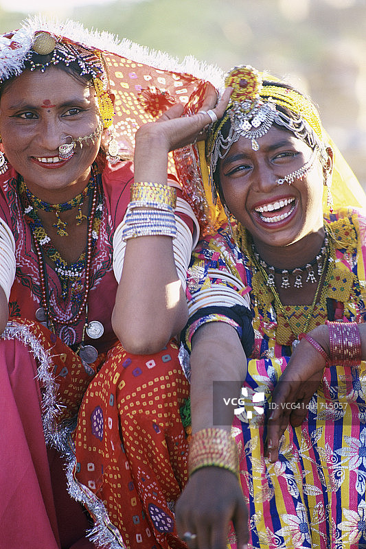 印度拉贾斯坦邦身穿传统服饰的两名妇女图片素材
