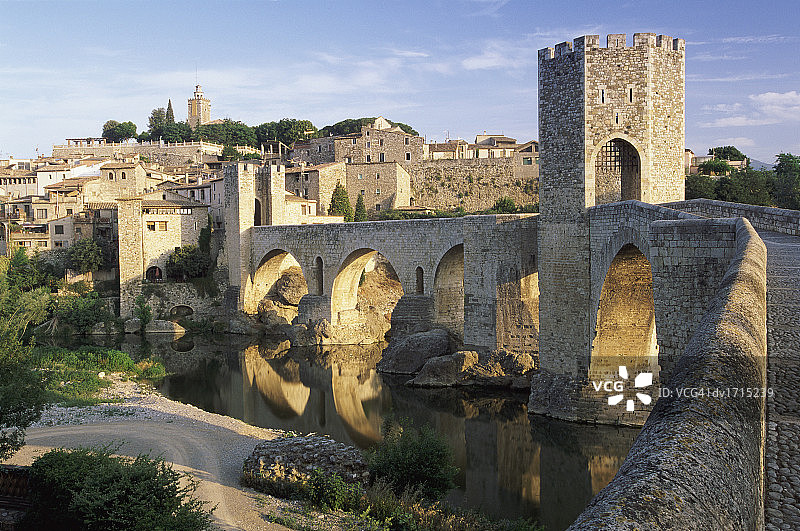 贝萨卢，西班牙加泰罗尼亚布拉瓦海岸图片素材