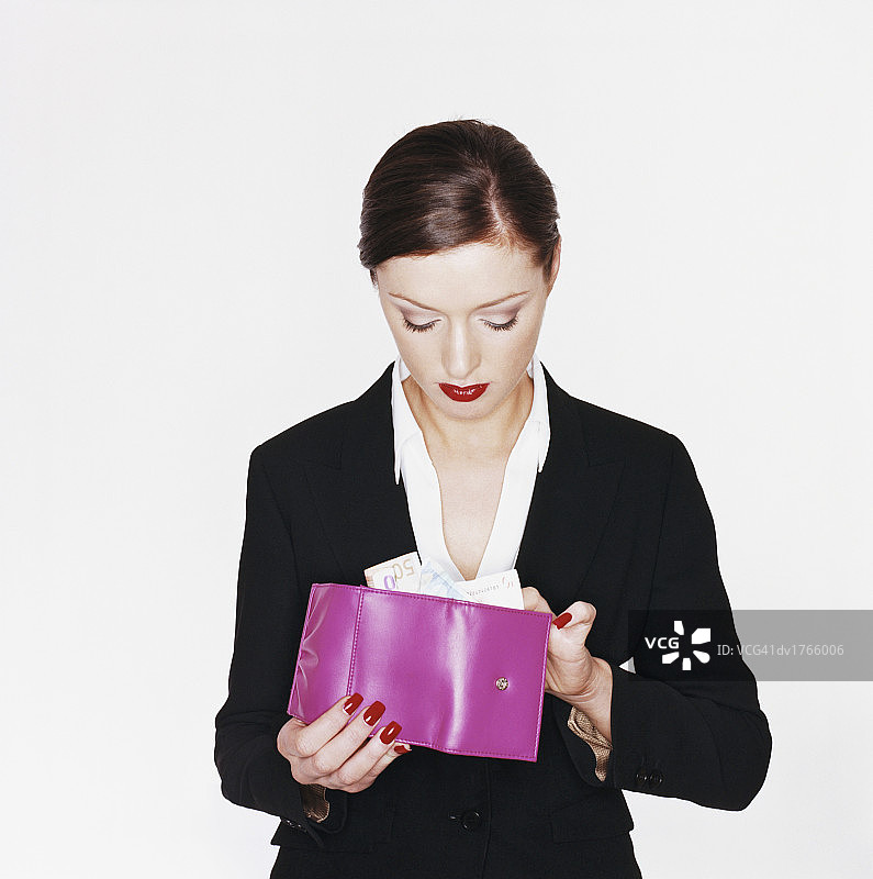手持粉色钱包的女商人图片素材