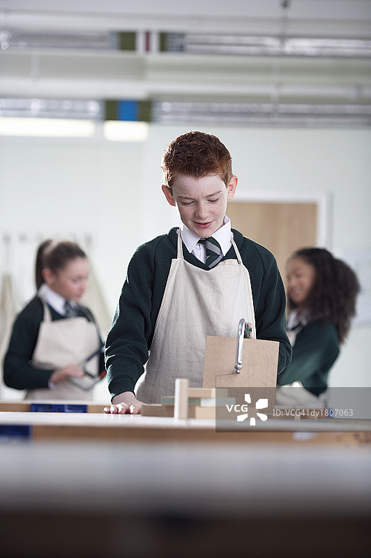 木工课上的中学生图片素材