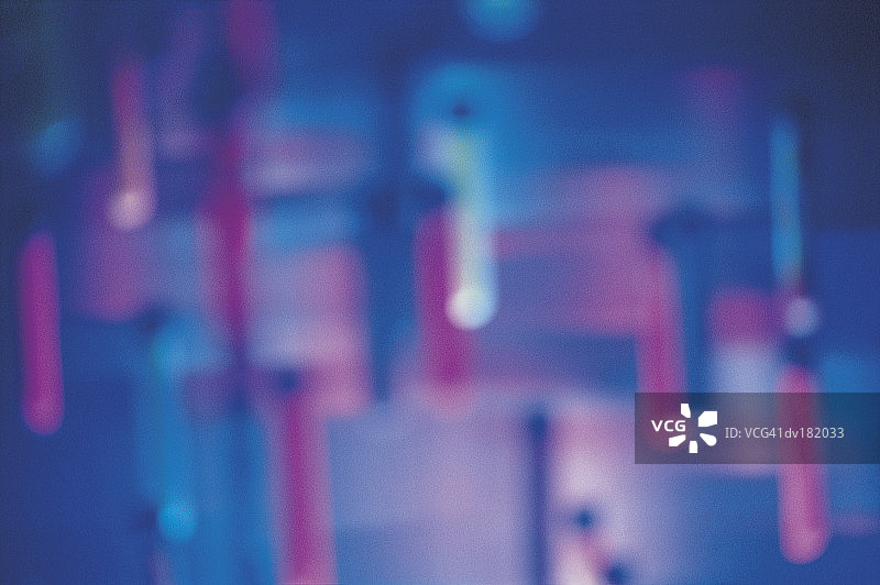 蓝色和品红色光的不规则形状点图片素材