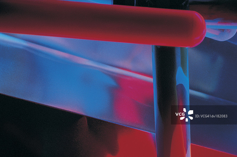 蓝色和品红色光芒倒影图片素材