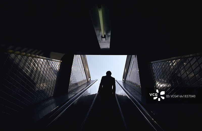 在自动扶梯上的人的轮廓背影图片素材
