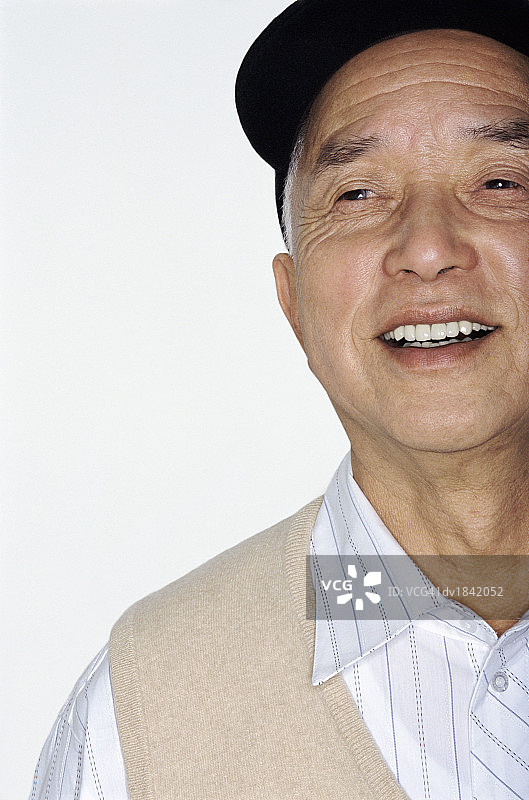 开怀大笑的年长男人证件照图片素材