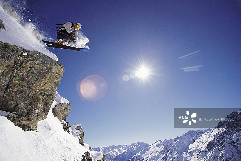 法国 Serre Chevalier 山顶岩壁上的滑雪者图片素材