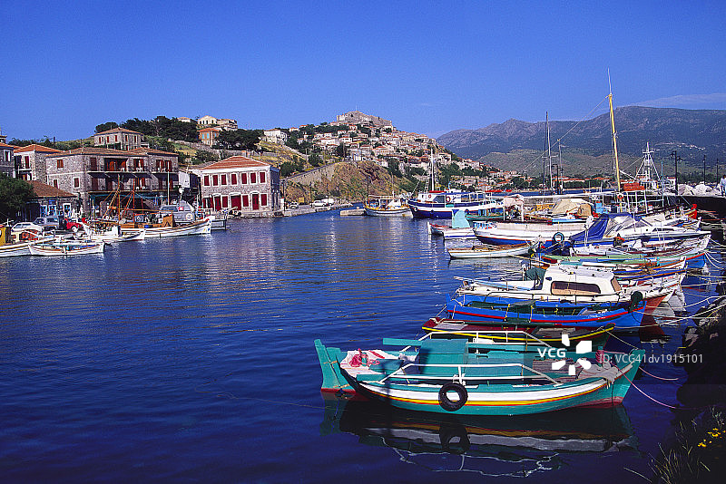 停泊在希腊莱斯沃斯岛莫利沃斯港的帆船图片素材