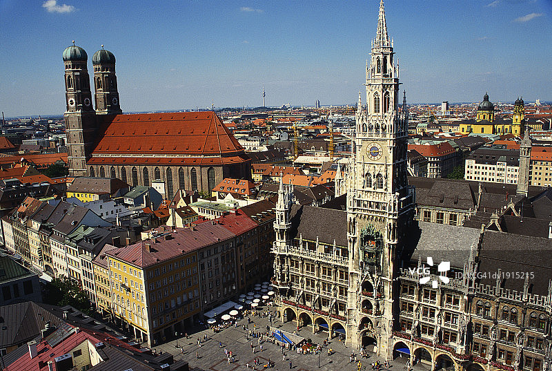 德国巴伐利亚慕尼黑新市政厅和圣母教堂图片素材