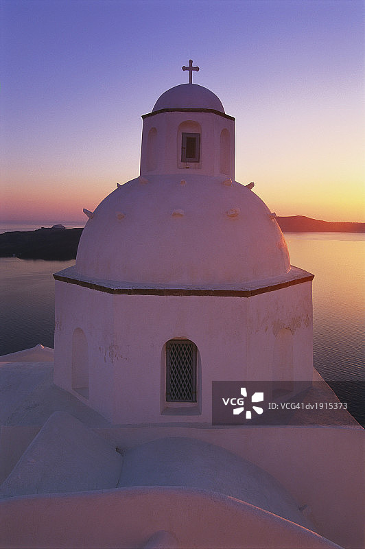 希腊圣托里尼锡拉岛的日落时分的东正教教堂图片素材