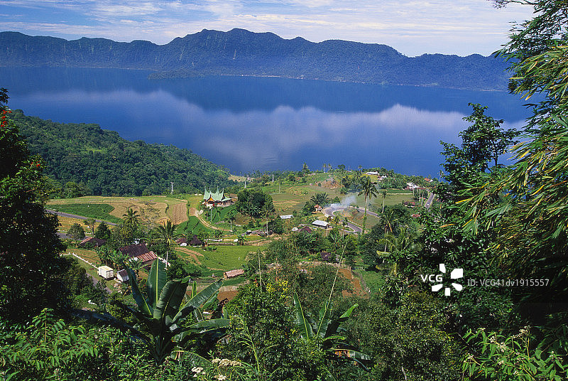 苏门答腊岛马宁焦湖风光，印度尼西亚图片素材