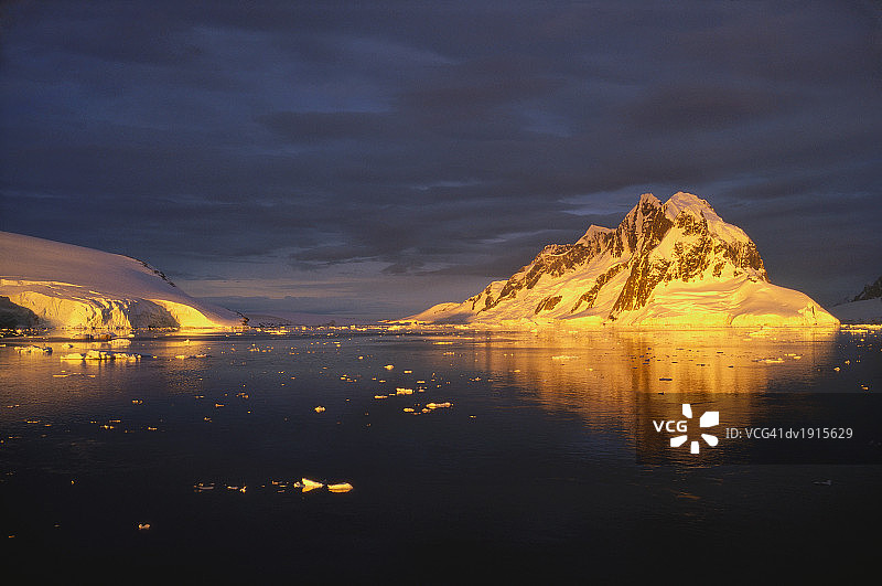 南极半岛的午夜阳光图片素材