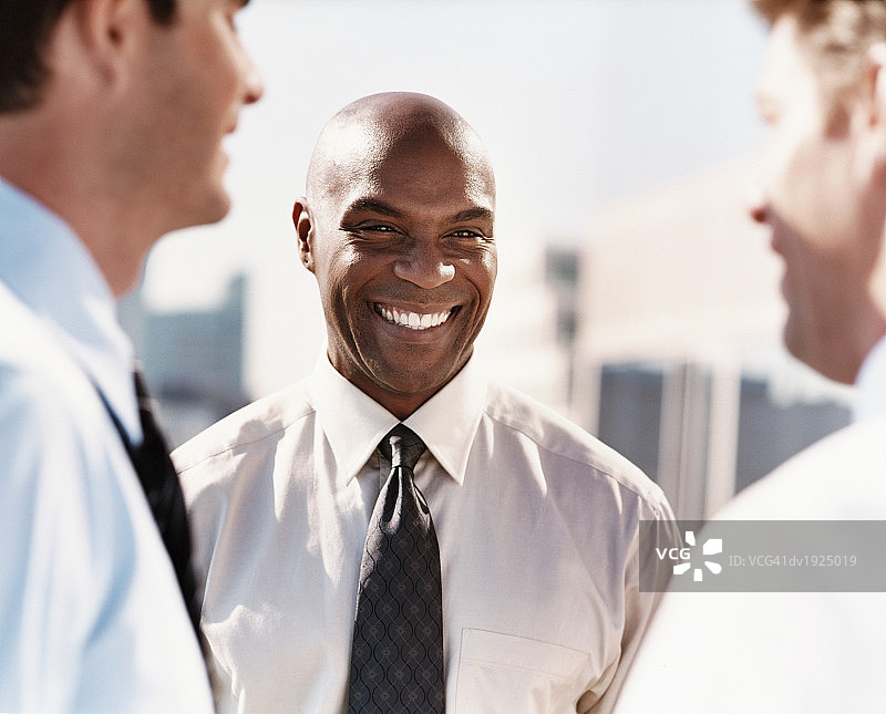 户外交谈的三位商人图片素材