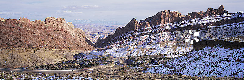 美国犹他州蜿蜒的公路图片素材