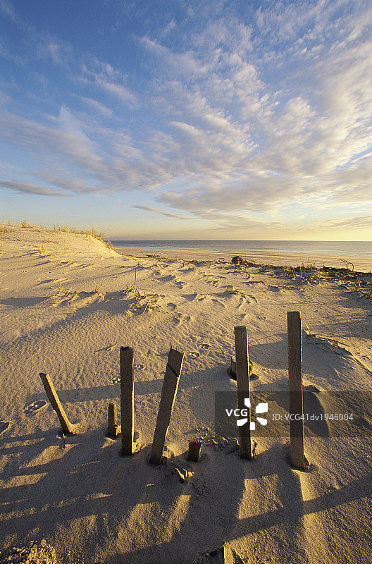 美国特拉华州海滩上的断裂栅栏图片素材