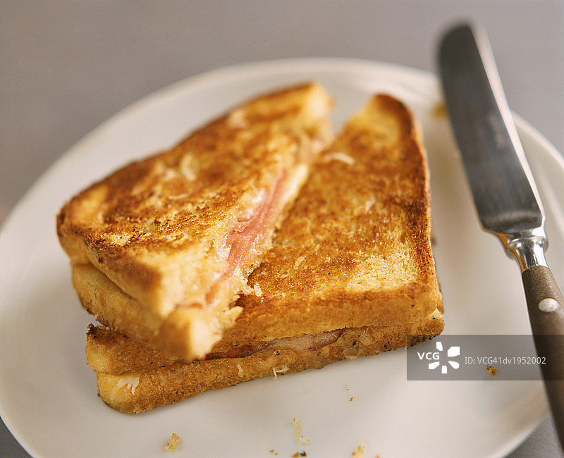 盘中的烤火腿奶酪三明治图片素材