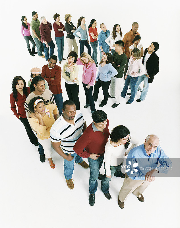 不同年龄、多民族男人和女人排队等候的影棚照，队伍最前面是正在看时间的老年男人图片素材