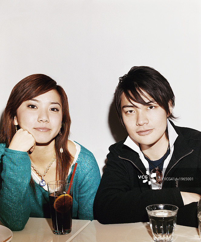 坐在桌旁喝饮料的夫妇肖像图片素材