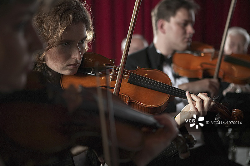 管弦乐队中的小提琴手图片素材