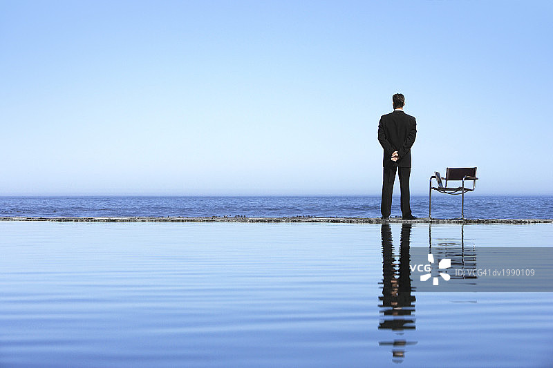 一位商人眺望大海的背影图片素材