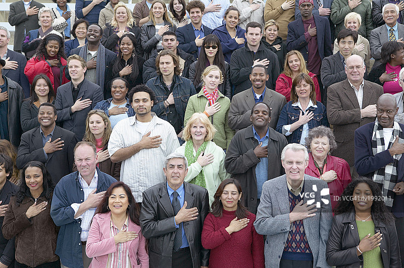 一大群人宣誓效忠图片素材