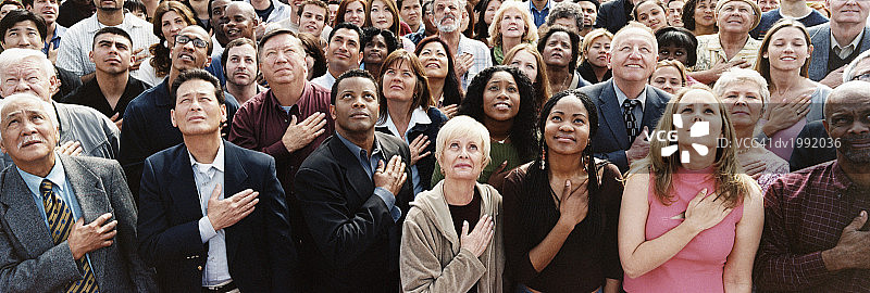 宣誓效忠的人群图片素材