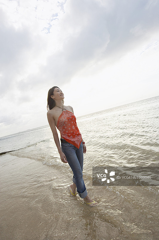 无忧无虑的年轻女孩在海边行走图片素材