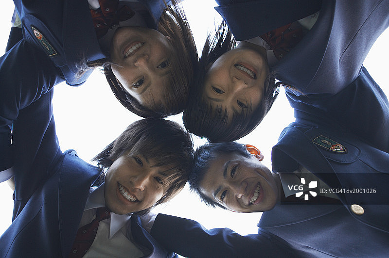 四位在校朋友相互搂抱的肖像图片素材