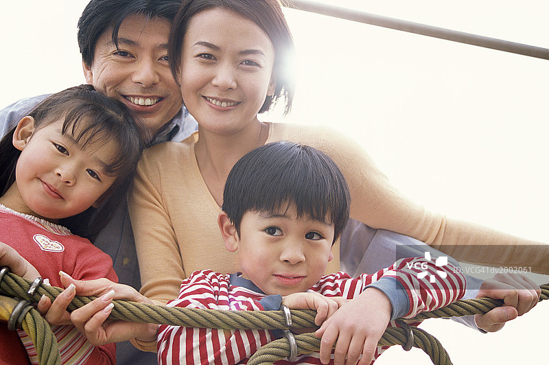 在攀爬架上的一家四口画像图片素材