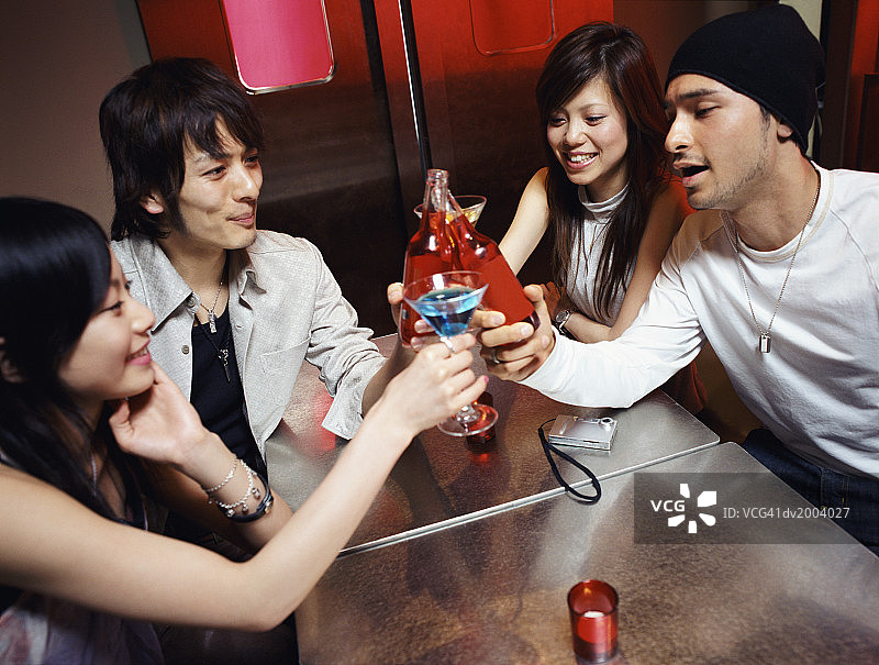 四个朋友举杯鸡尾酒图片素材