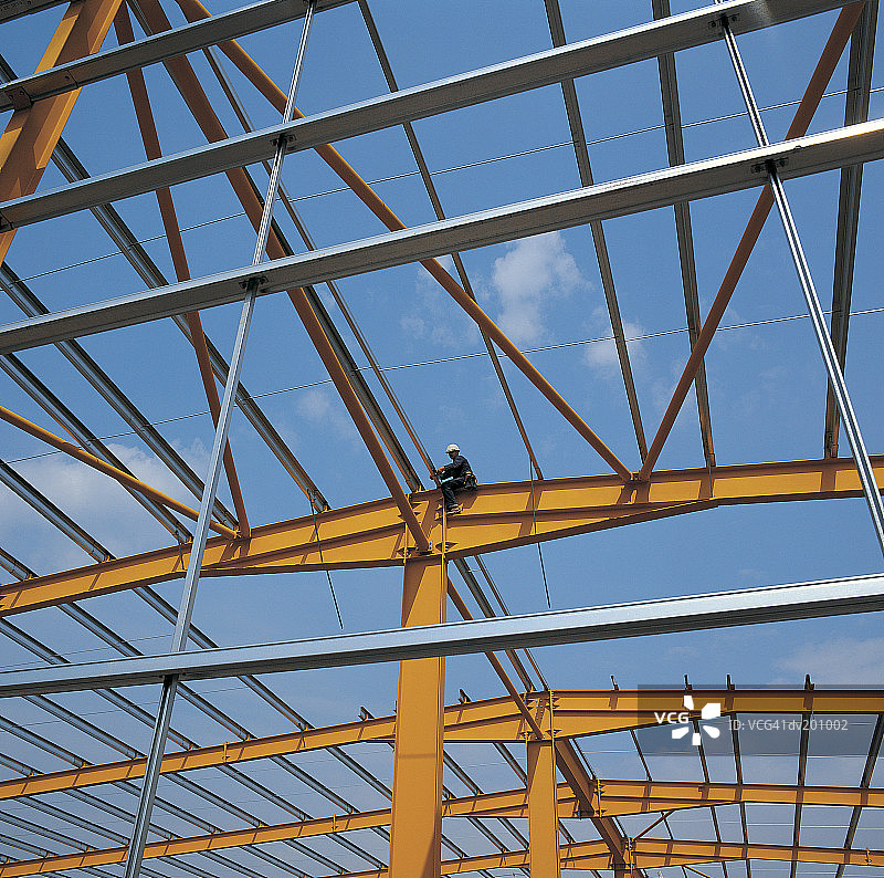 工人坐在椽子上图片素材