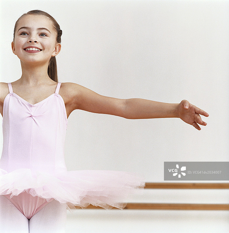 在舞蹈工作室练习的年轻芭蕾舞演员图片素材