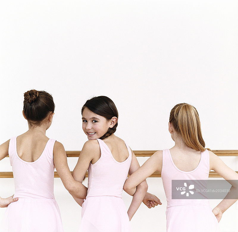 舞蹈室内练习芭蕾舞的年轻女舞者背影图片素材