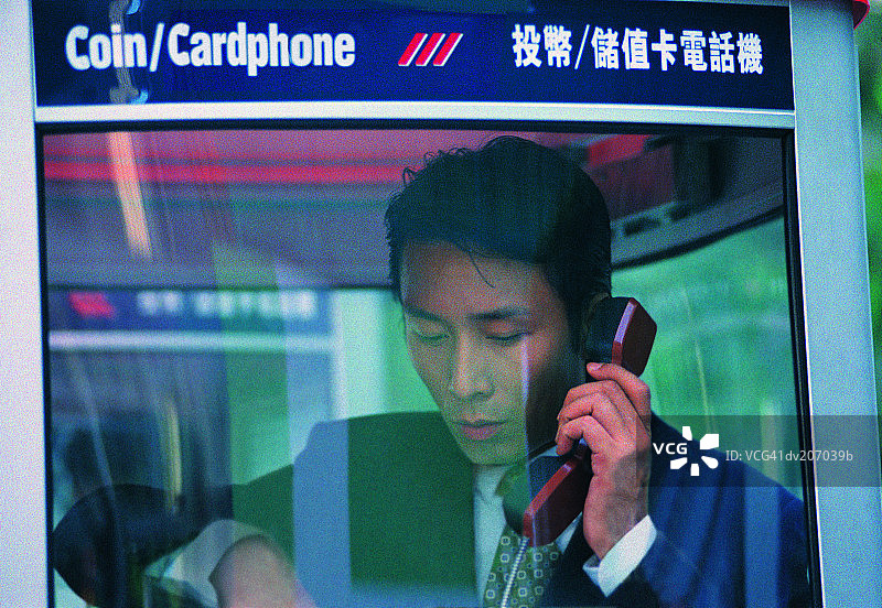 在电话亭里交谈的商人图片素材