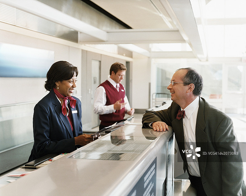 机场办理登机手续的乘客图片素材