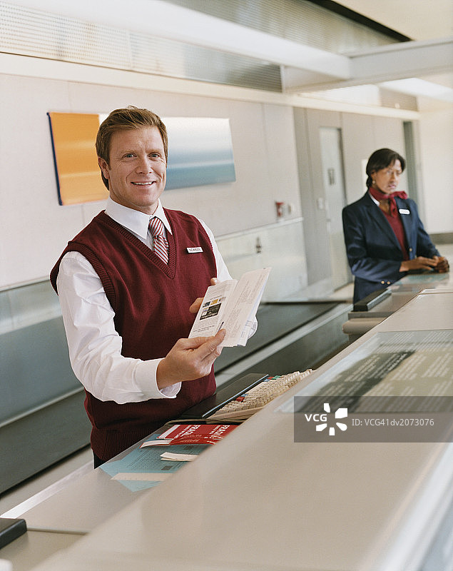 机场办理登机手续的接待员图片素材