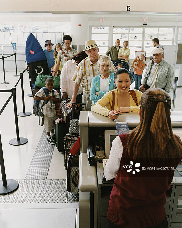 游客在机场办理登机手续图片素材